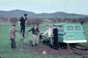 Rinconada de Maipú. Equipo de trabajo y el  'Carriol' verde